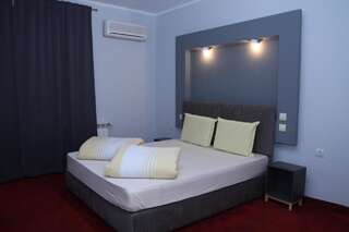Отель Hotel Color Асеновград Двухместный номер Делюкс с 1 кроватью или 2 отдельными кроватями и балконом-1