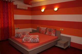 Отель Hotel Color Асеновград Двухместный номер Делюкс с 1 кроватью или 2 отдельными кроватями и балконом-2